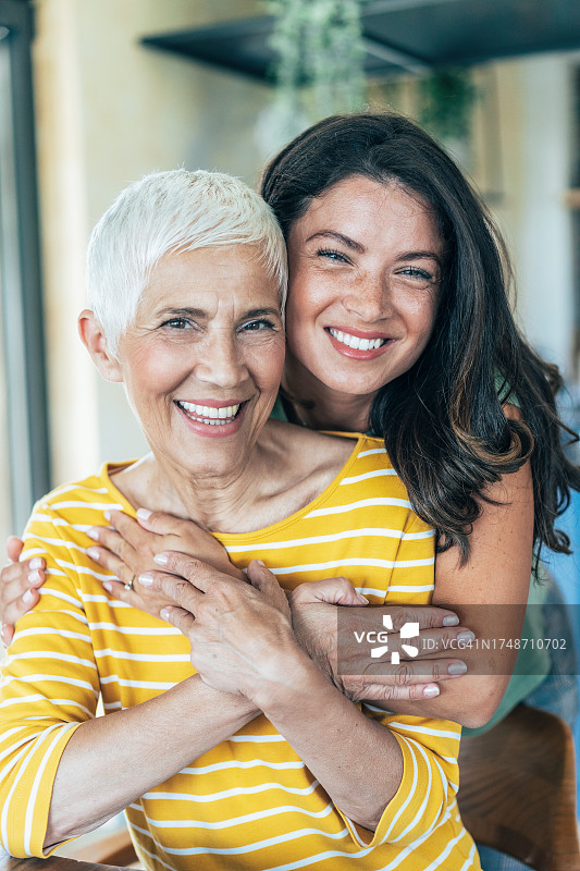 老年母亲与成年女儿的肖像图片素材