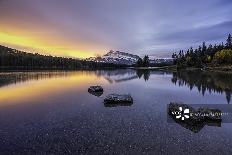 加拿大班夫国家公园日出时分的双杰克湖图片素材