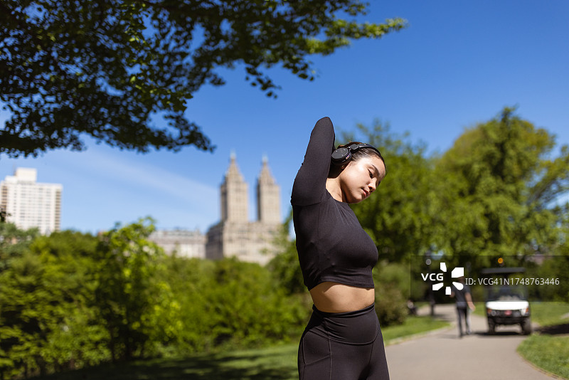 在中央公园慢跑的多种族女孩图片素材