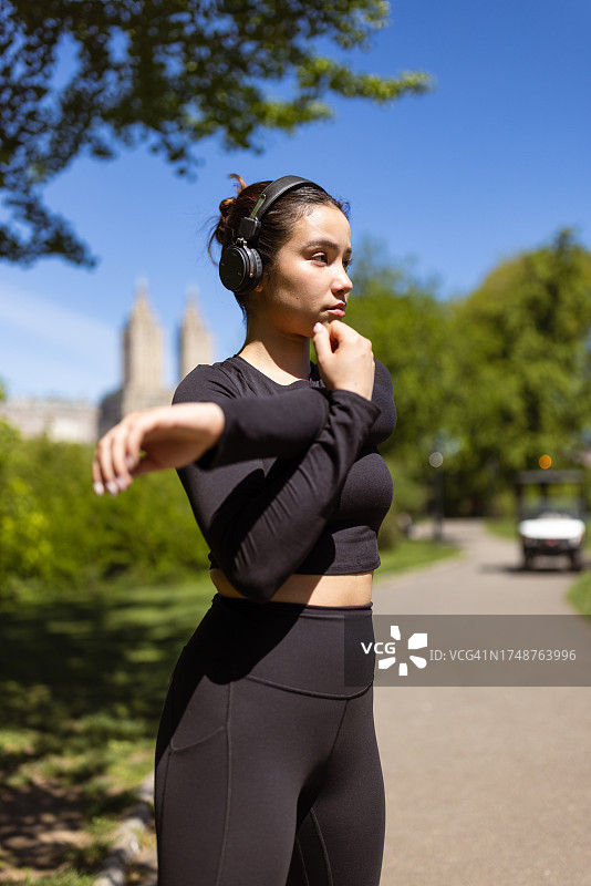 在中央公园慢跑的多种族女孩图片素材