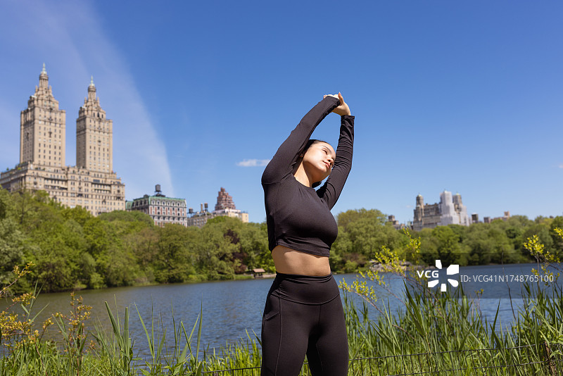 在中央公园慢跑的多种族女孩图片素材