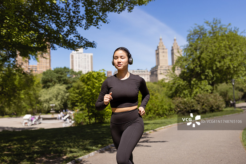 在中央公园慢跑的多种族女孩图片素材