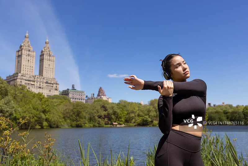 在中央公园慢跑的多种族女孩图片素材