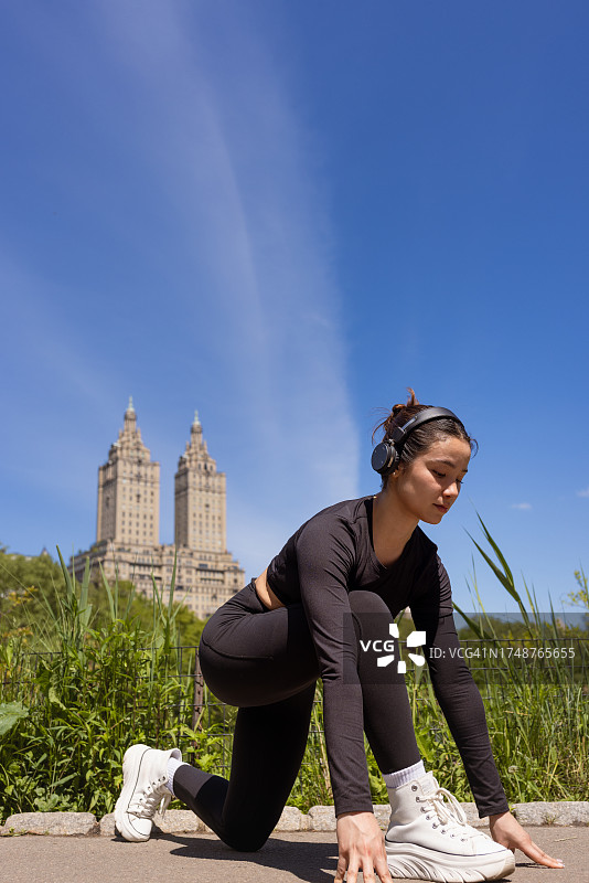 在中央公园慢跑的多种族女孩图片素材