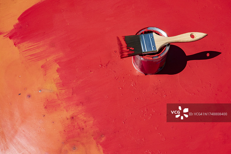 把桌子漆成红色图片素材