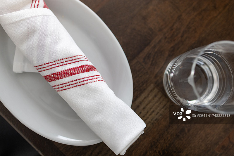 现代餐厅餐具摆设图片素材