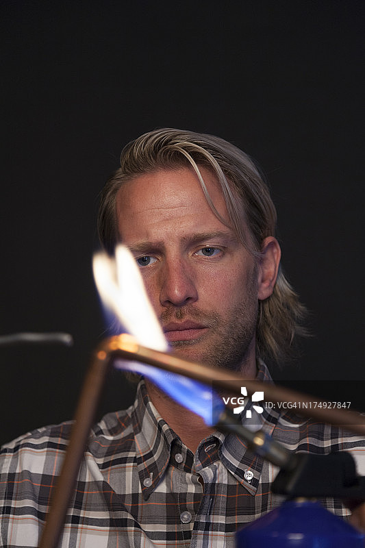 水管工焊接铜管图片素材