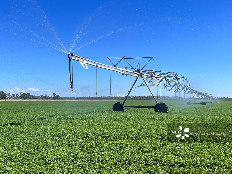 自动化农业灌溉喷淋系统图片素材