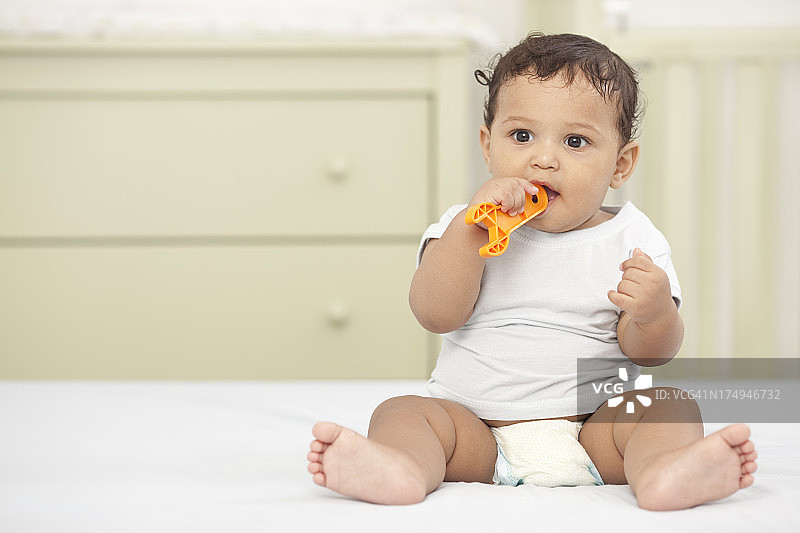 婴儿咬玩具图片素材