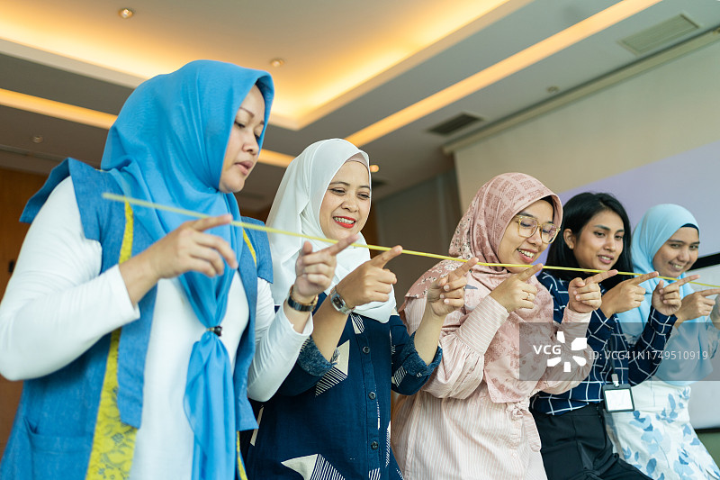 手触碰并放下粘在一起的东西图片素材