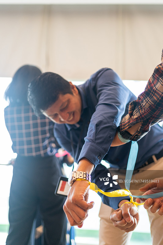 缠绕的手铐游戏图片素材