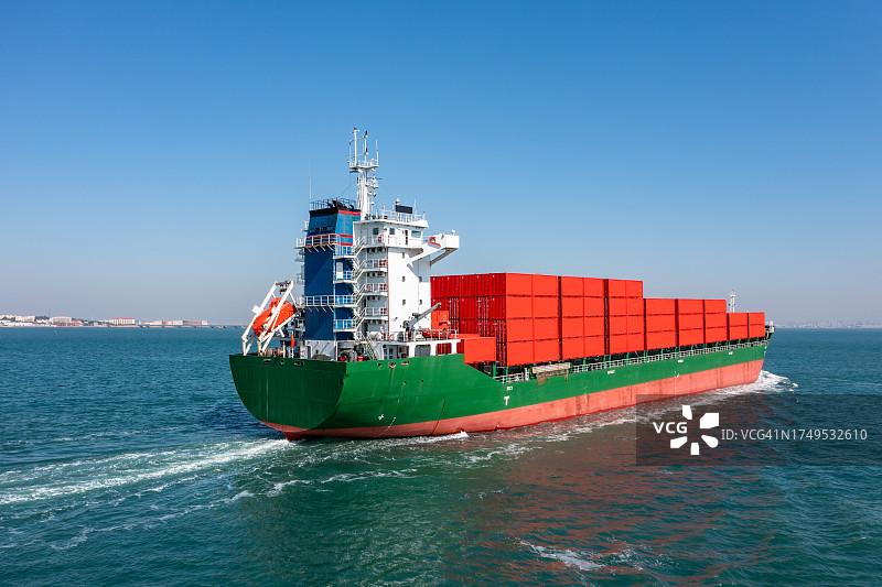 海上的通用货船俯视图图片素材