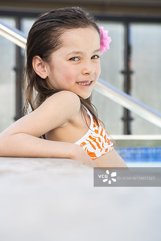 年轻女孩在热水浴缸中放松图片素材