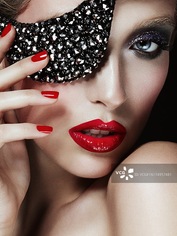 戴着眼罩的优雅女人图片素材