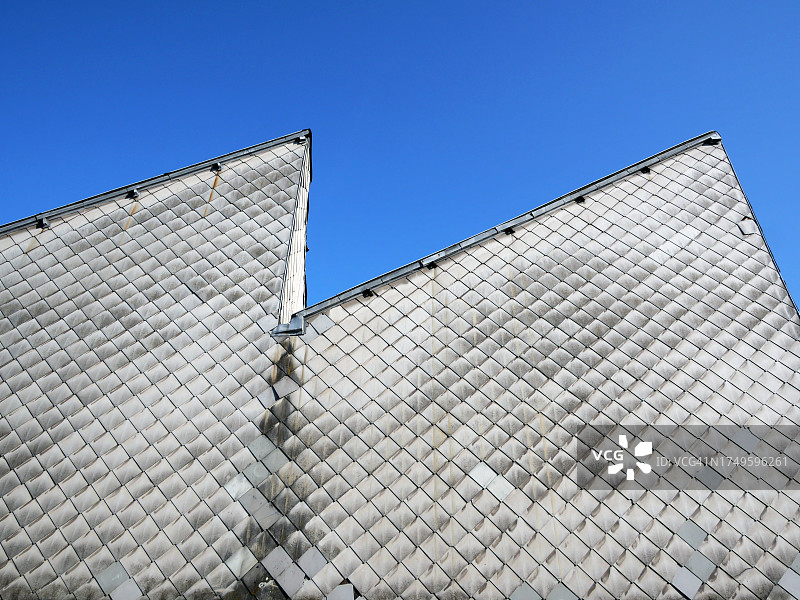 比利时布鲁塞尔老工厂的灰色瓷砖山墙特写图片素材