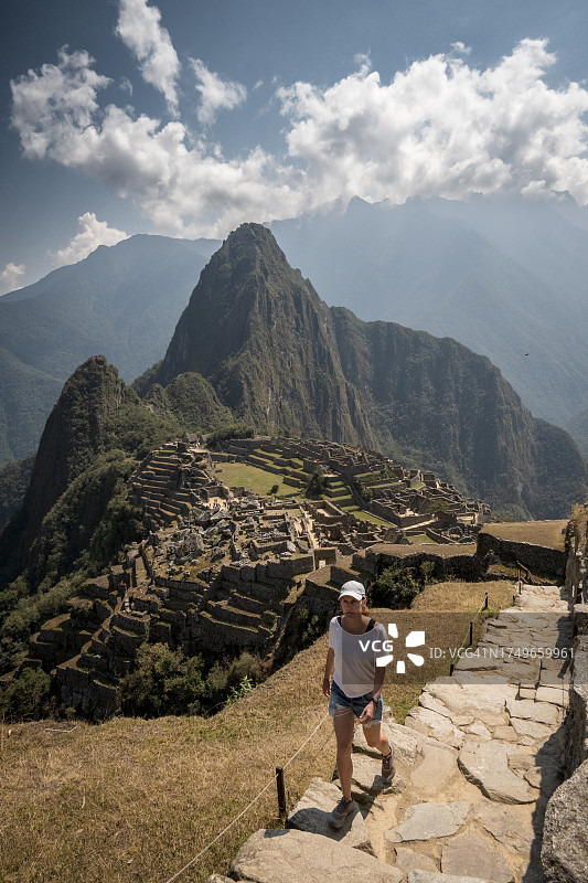 秘鲁马丘比丘遗址风光，一名女子正步行前往参观图片素材