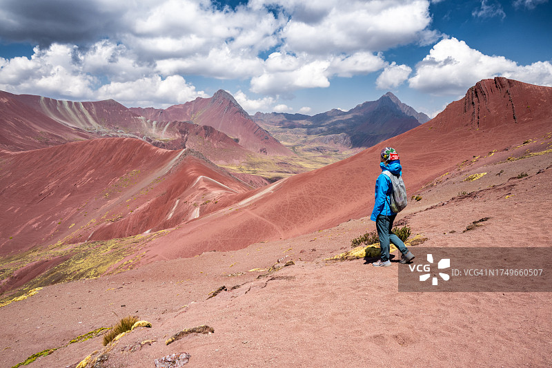 秘鲁库斯科附近安第斯山脉彩虹山徒步旅行附近的红色山谷图片素材