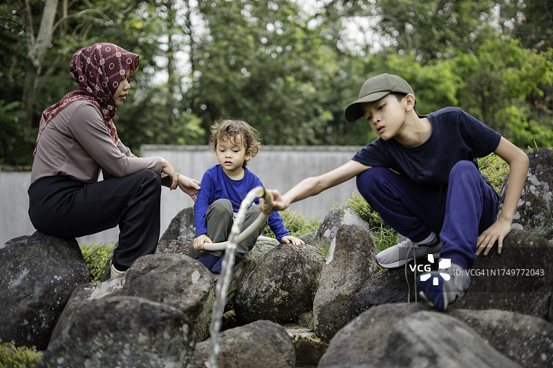 在院子里淋浴图片素材