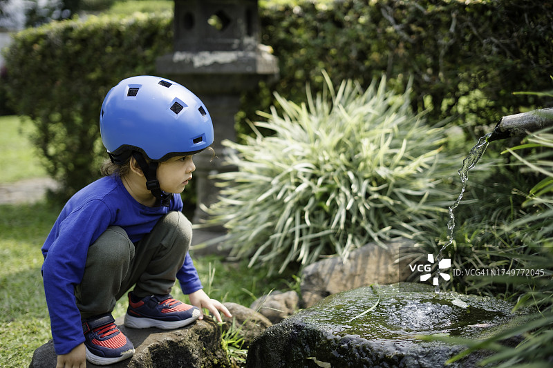 在院子里淋浴图片素材