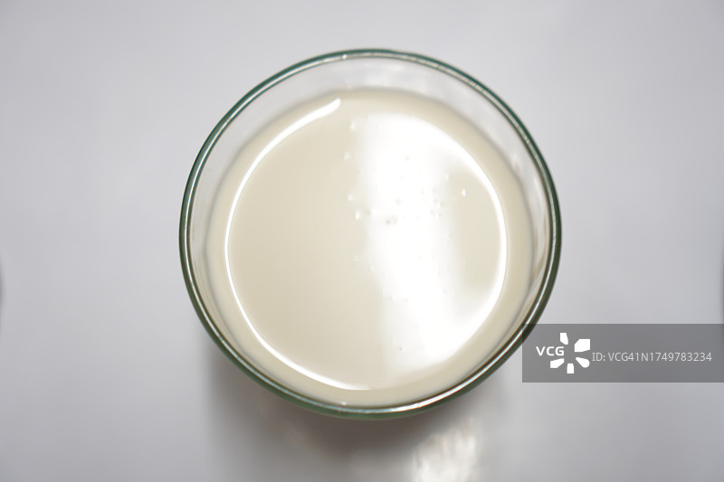 玻璃杯中的豆浆图片素材