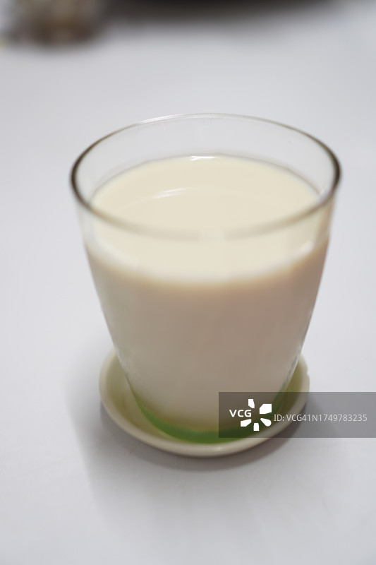 玻璃杯中的豆浆图片素材
