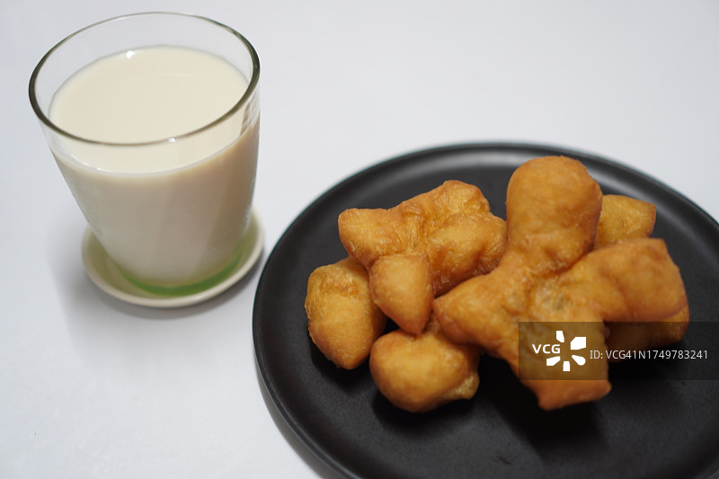玻璃杯中的豆浆和油条图片素材