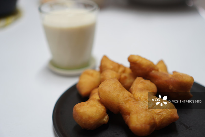 玻璃杯中的豆浆和油条图片素材