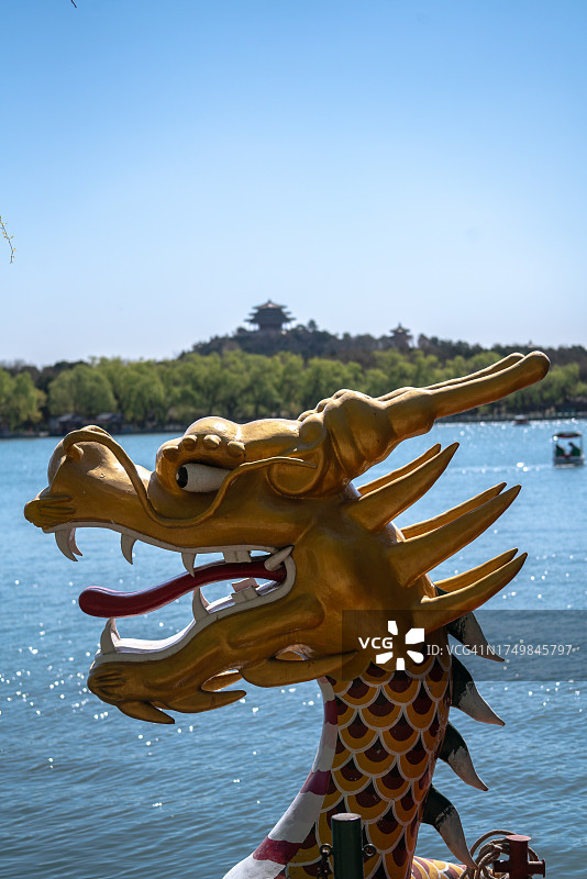 北海公园里的金龙头雕塑图片素材