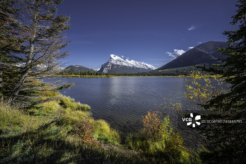 加拿大班夫国家公园朱砂湖和伦德尔山秋叶景色图片素材