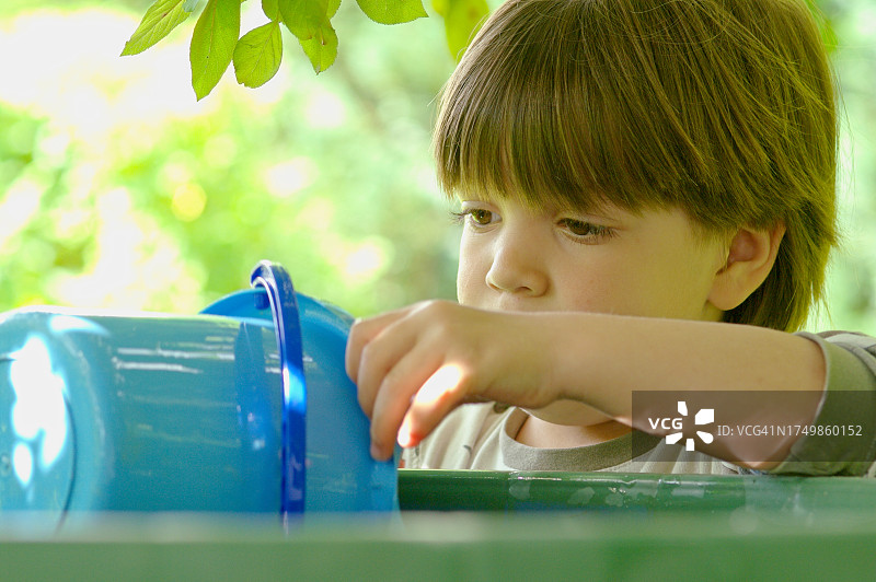 男童三岁图片素材