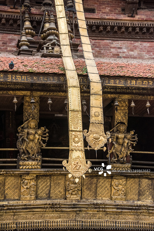 帕坦比姆森神庙的镀金拜拉瓦雕像图片素材