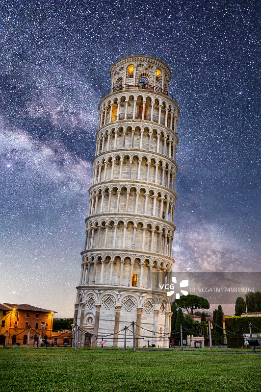 比萨斜塔夜景图片素材
