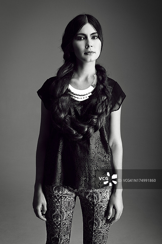 留着长发的时尚年轻女人图片素材