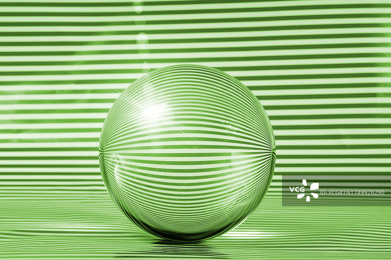 带条纹的绿色玻璃球体图片素材