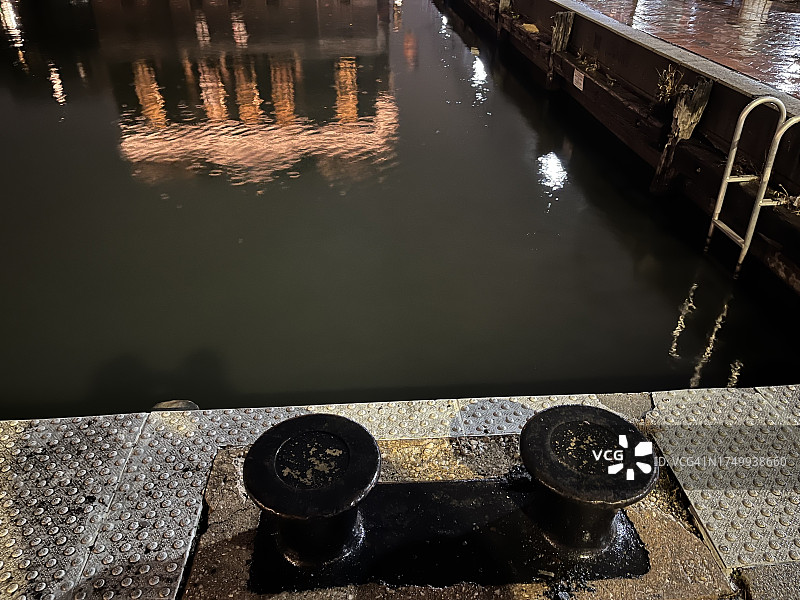 巴尔的摩港夜晚的水面倒影图片素材