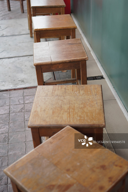 一排排等待中的空椅子图片素材