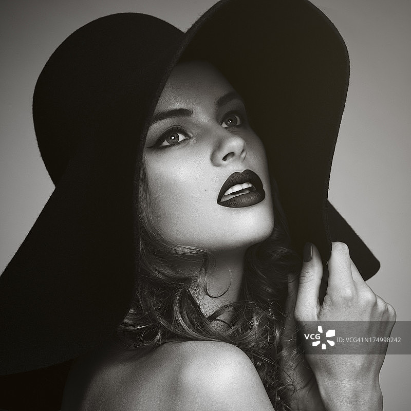 美丽优雅的女人图片素材