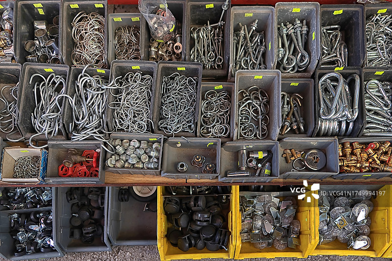 待售的各种机器零备件高角度视图图片素材