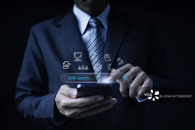 使用在线求职APP的商人图片素材