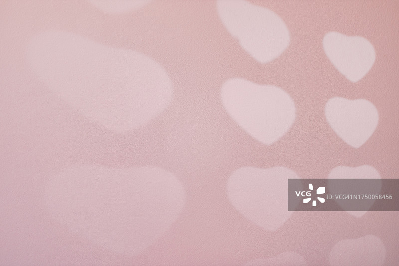 粉红色墙壁上虚化的心形阴影图片素材