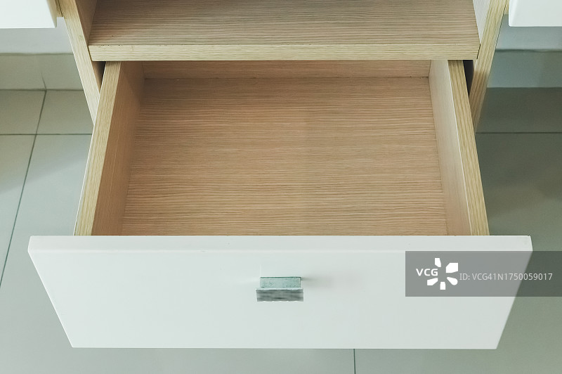 俯视角度拍摄的空的敞开的木制抽屉图片素材