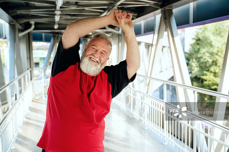 心态年轻的老年男人在锻炼前做伸展运动图片素材