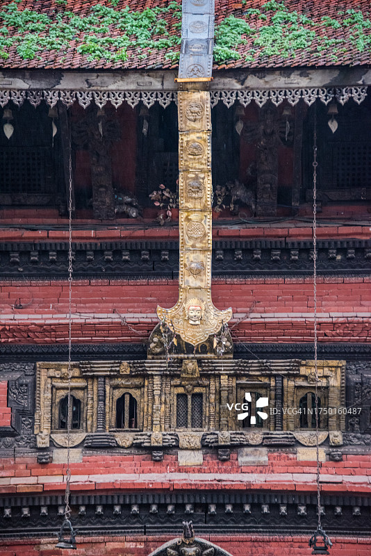 巴克塔普尔陶玛迪广场拜拉瓦纳特神庙的金色幡图片素材