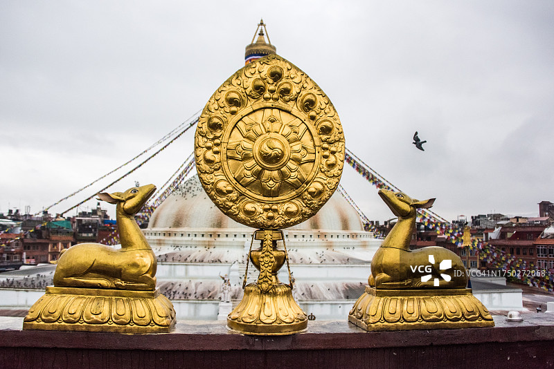 尼泊尔加德满都博达哈大佛塔的法轮和双鹿图片素材