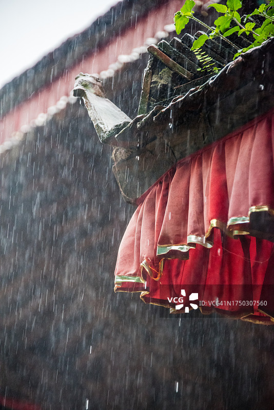 雨中鸟头形屋檐图片素材