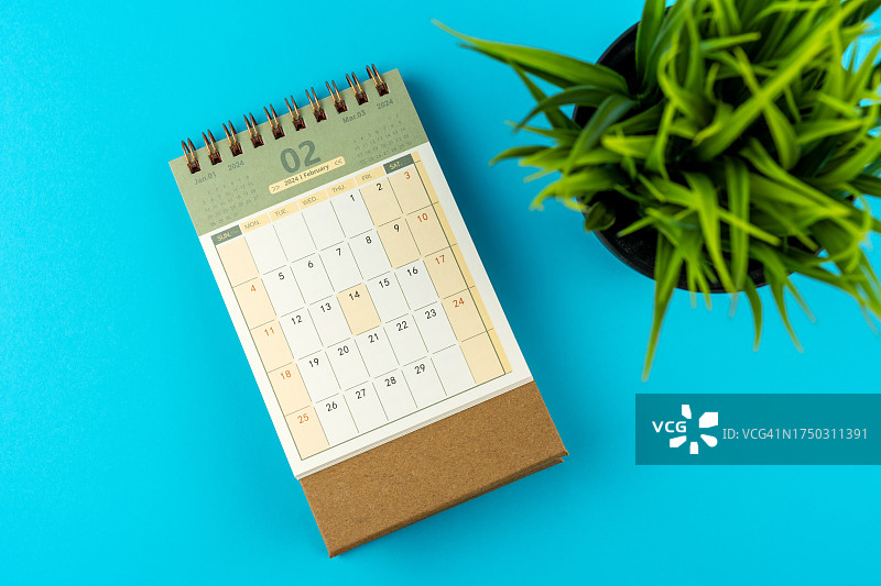 2024年2月蓝色背景桌面日历图片素材