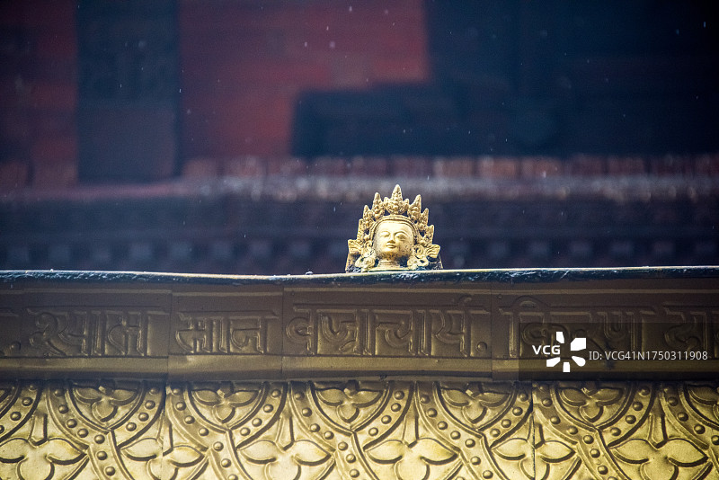 寺庙屋顶上的佛头雕塑图片素材