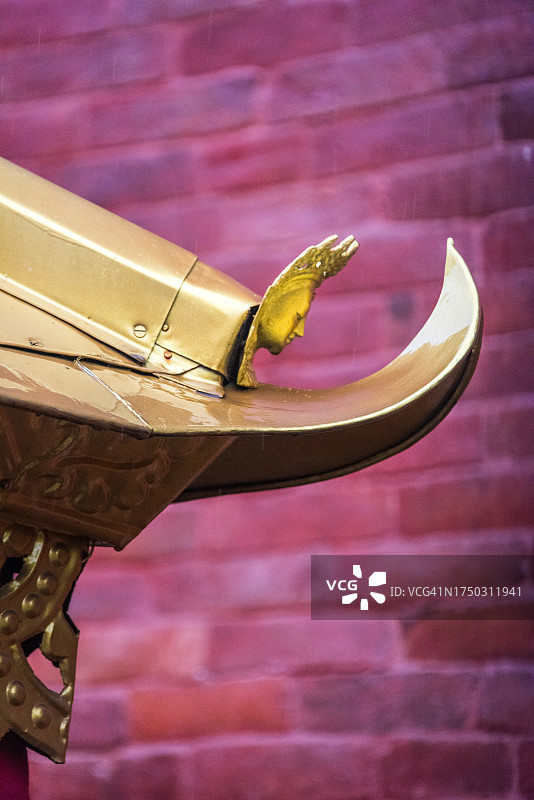 寺庙屋檐上的佛像雕塑图片素材