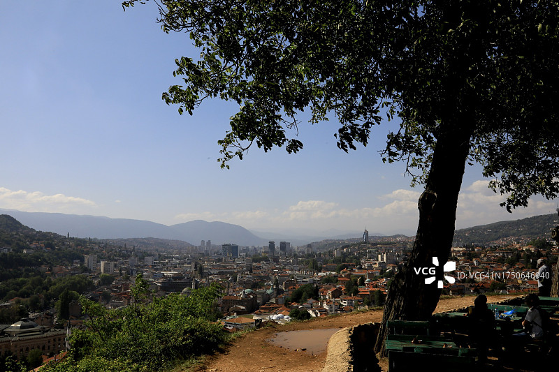 从黄色堡垒看到的萨拉热窝市中心天际线图片素材