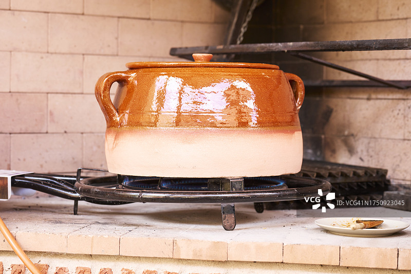 餐厅炉灶上的陶罐，用于烹饪美味佳肴图片素材